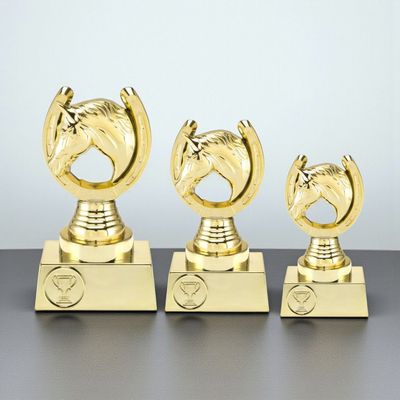 Reitsport Trophäe Hufeisen gold mit Pferdekopf Motiv auf Sockel in drei Größen