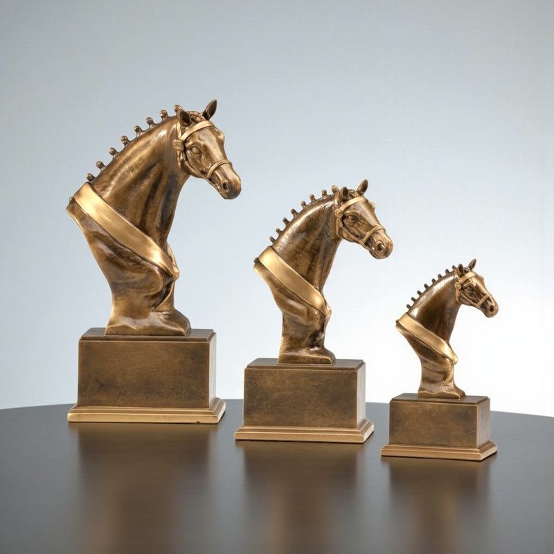 Pferdekopf Trophäe Derby Resin antik gold 3er Serie auf Sockel