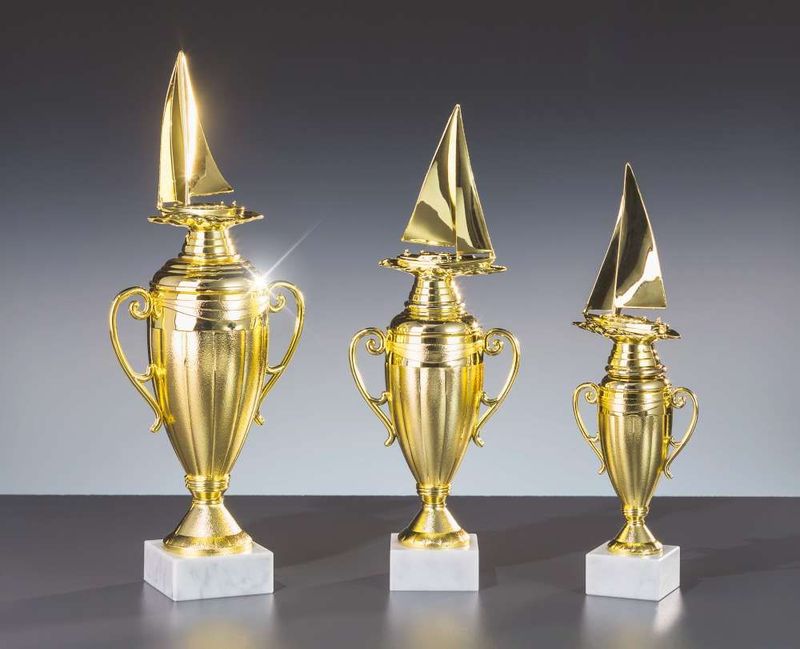 Segel Pokalserie gold mit Segelaufsatz Marmorsockel drei Größen