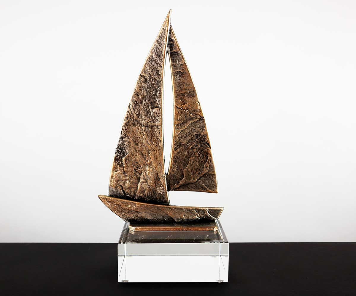 Segel-Trophäe Segel Trophäe Crosswind Metall silber auf Kristallsockel modern