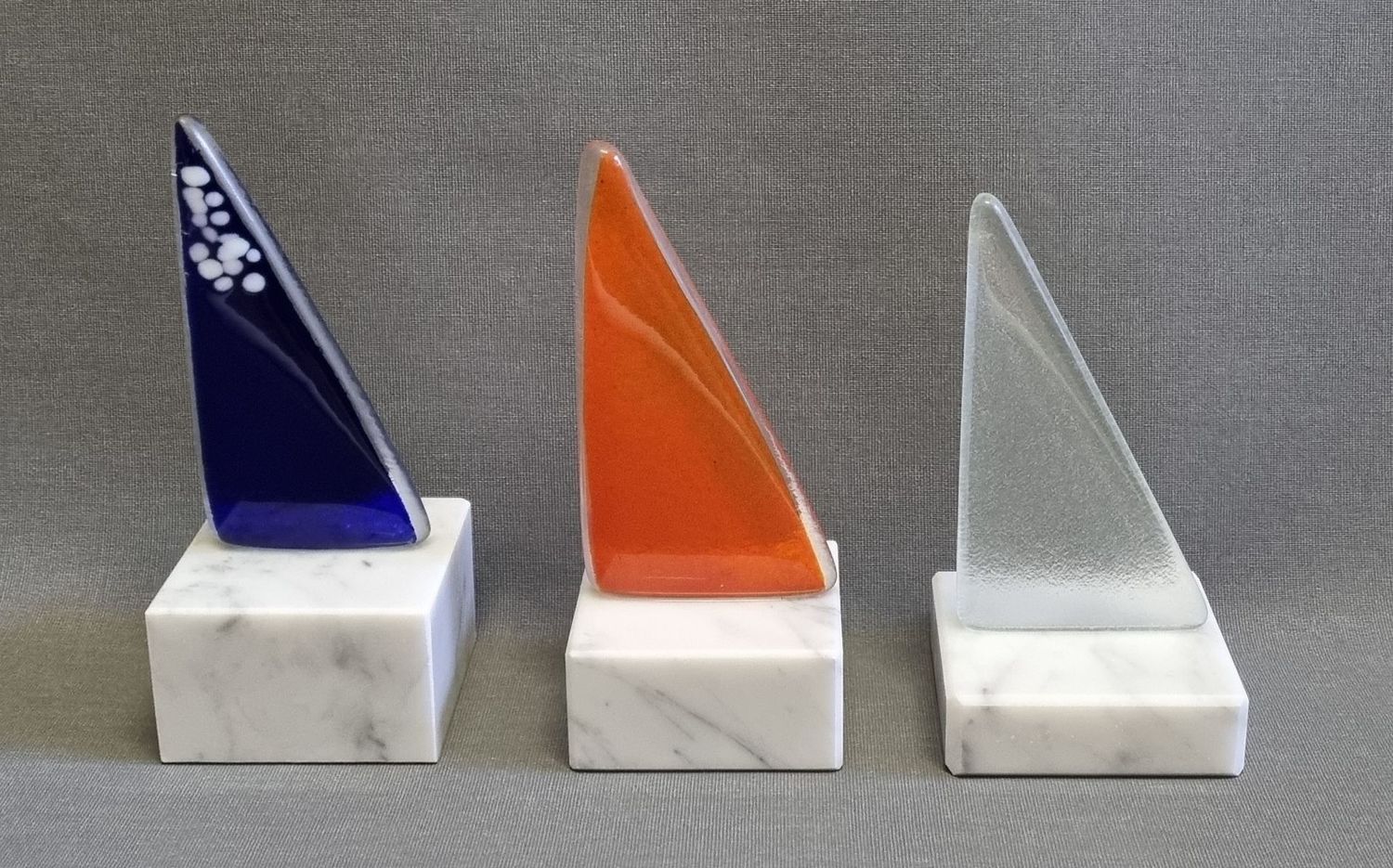 Fusing Glas Trophäe farbig blau orange klar auf Marmorsockel 3 Größen Auszeichnung