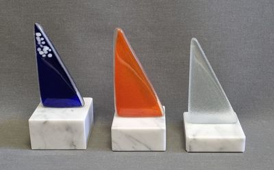 Fusing-Glas Trophäe „Fürth“ ab € 16,00 Fusing Glas Trophäe farbig blau orange klar auf Marmorsockel 3 Größen Auszeichnung