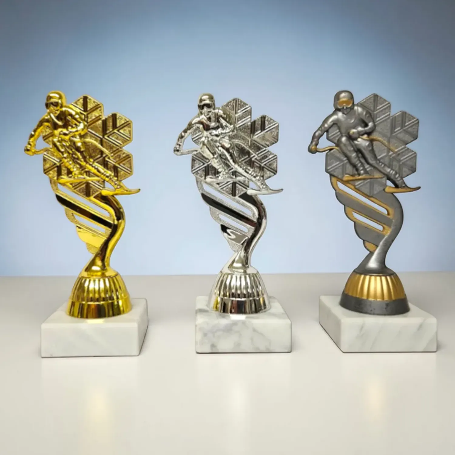 Ski Trophäe Hermann 2.0 in Gold Silber Bronze mit Marmorsockel 15 cm