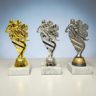 Ski Trophäe „Hermann 2.0“ ab € 7,00 Ski Trophäe Hermann 2.0 in Gold Silber Bronze mit Marmorsockel 15 cm