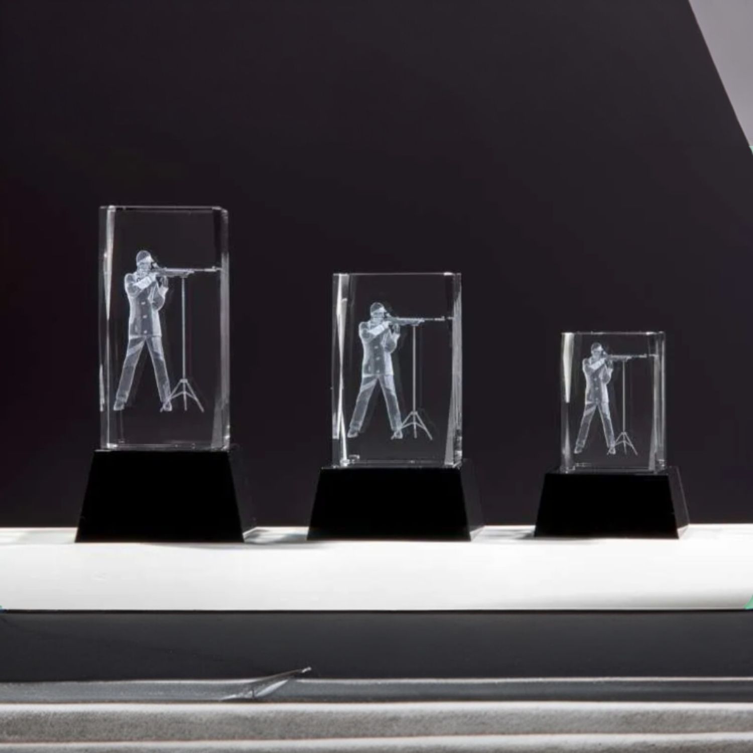 Glasblock „Schütze Präzision“ aufgelegt, ab € 9,90 3D Glasblock mit Schützenmotiv auf schwarzem Sockel in drei Größen