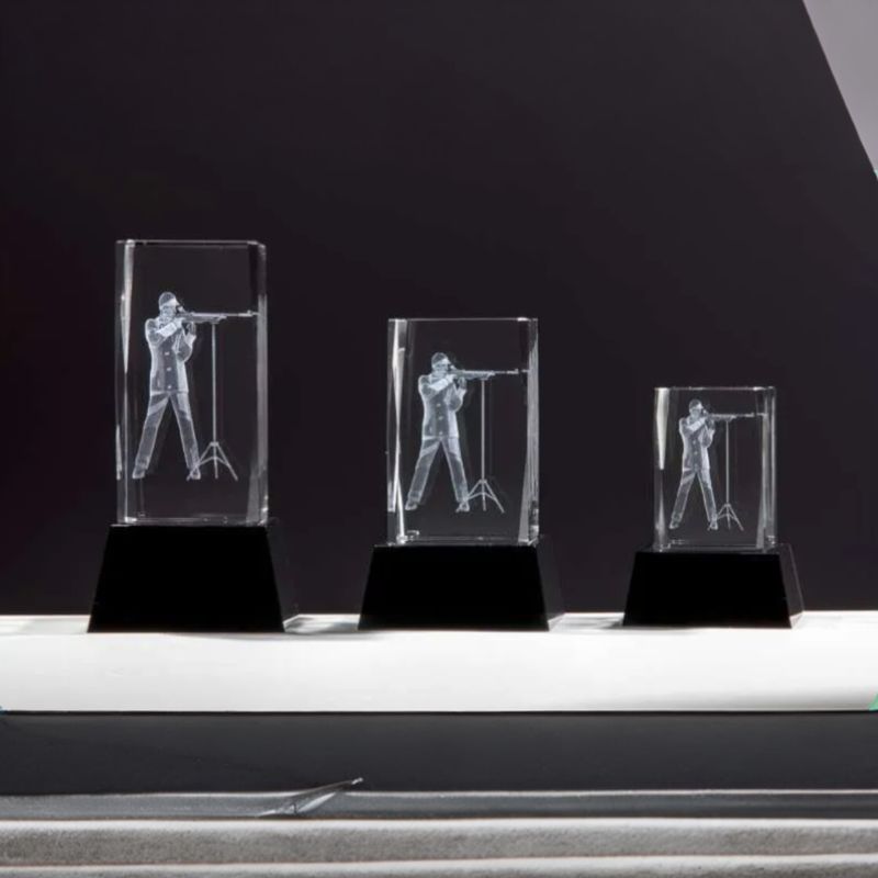 3D Glasblock mit Schützenmotiv auf schwarzem Sockel in drei Größen