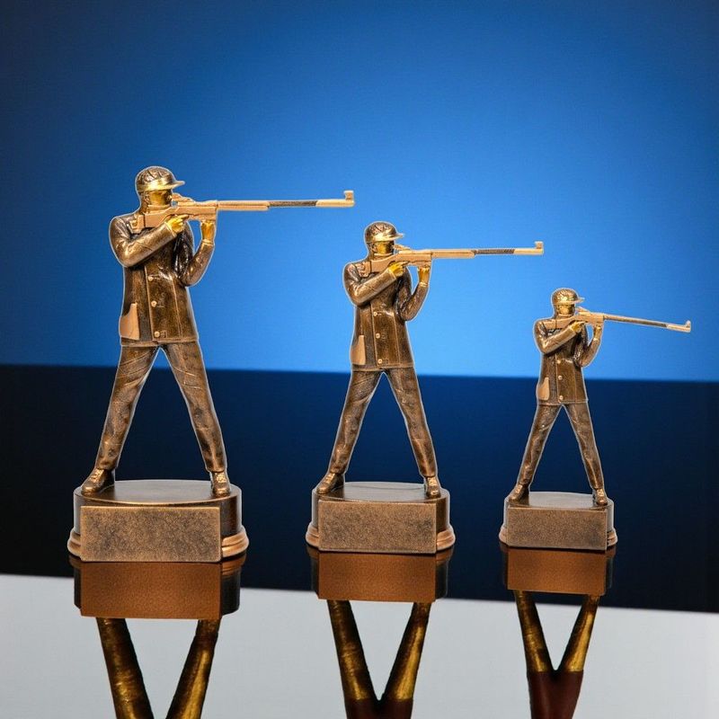 Schützenfigur aus Resin mit Gewehr auf Sockel in drei Größen