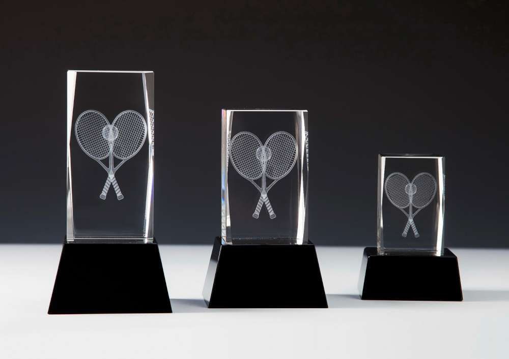 Glasquader 3D „Tennis“ ab € 9,90 3D Glasquader mit Tennisschläger Motiv auf schwarzem Sockel in drei Größen