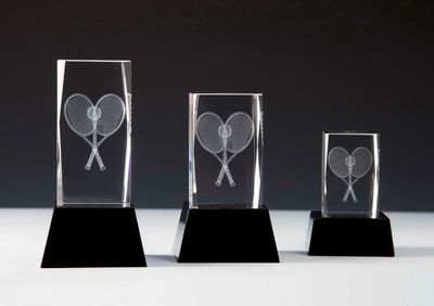 3D Glasquader mit Tennisschläger Motiv auf schwarzem Sockel in drei Größen