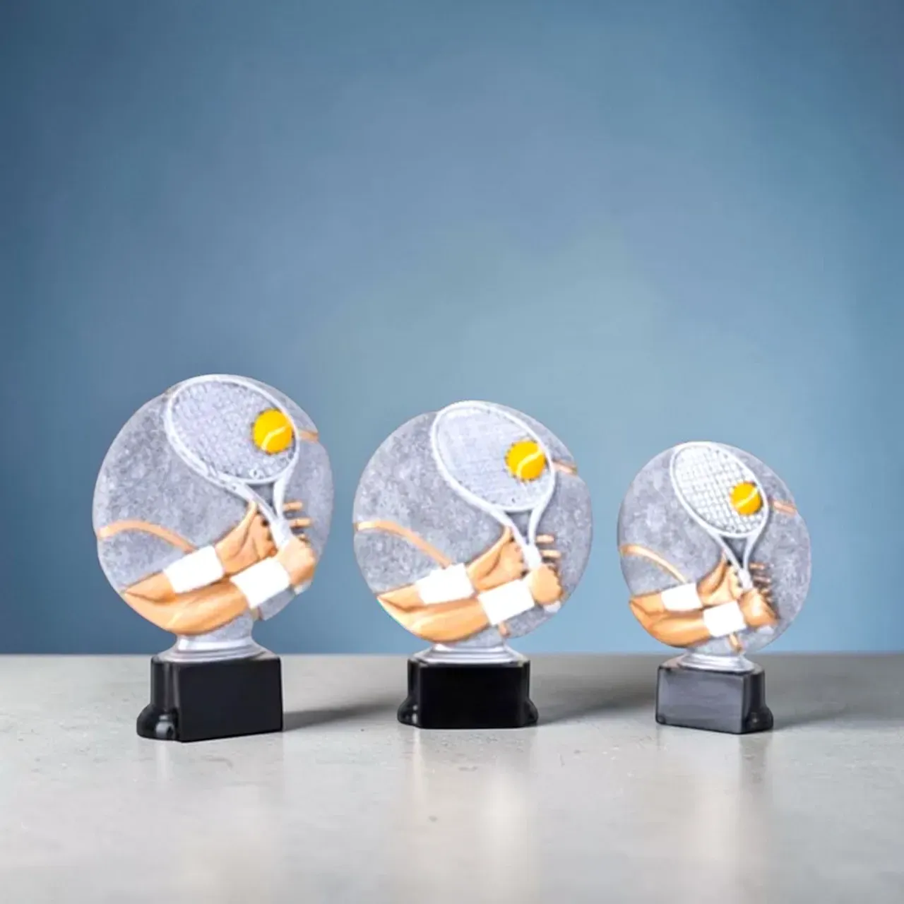 Tennis Trophäe „Champion“ ab € 11,90 Tennispokal mit Spieler Motiv und Marmorsockel