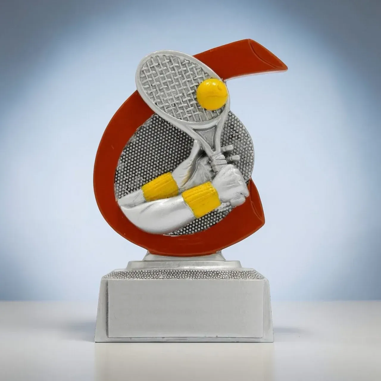 Kleiner Tennispokal mit Spieler und Schläger auf Marmorsockel