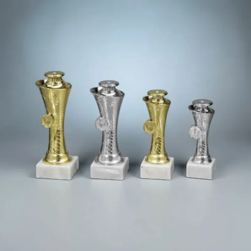 Pokalserie in Gold und Silber mit Schraubsockel auf Marmorsockel