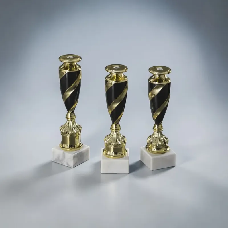 Schwarz-goldene Pokalserie mit Schraubsockel auf Marmorsockel