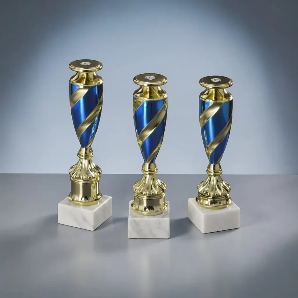 Blau-goldene Pokalserie mit Schraubsockel auf Marmorsockel