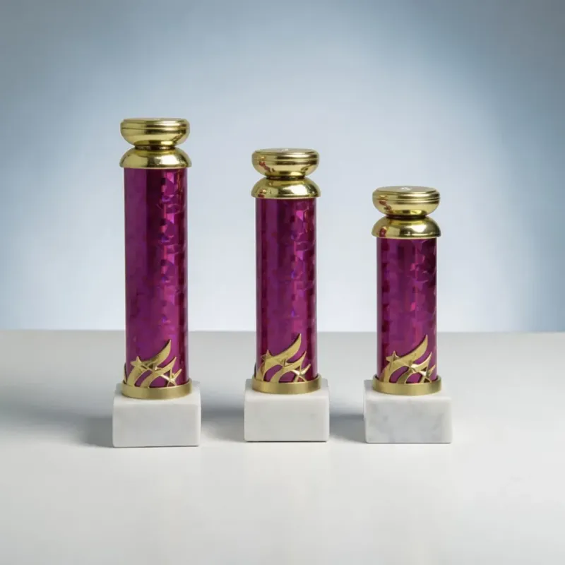 Rote Pokalserie mit Schraubsockel auf Marmorsockel