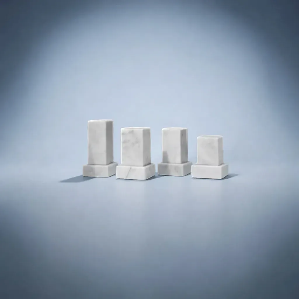 Marmorsockel in Stufenform mit Schraubsockel für Figuren