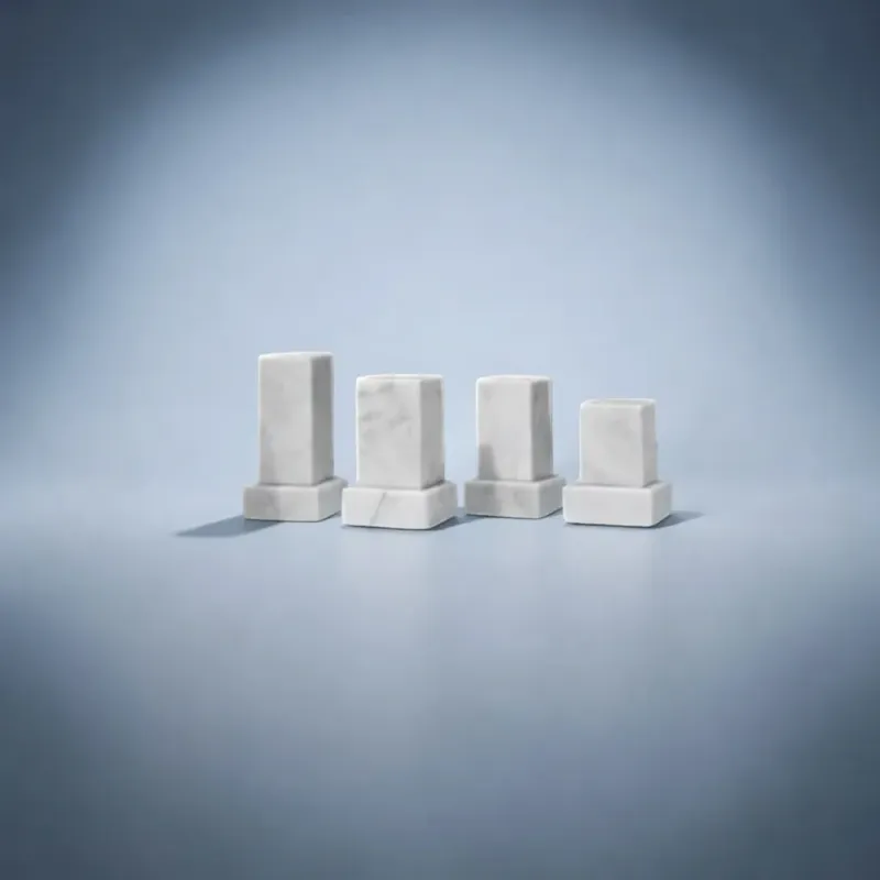 Marmorsockel in Stufenform mit Schraubsockel für Figuren