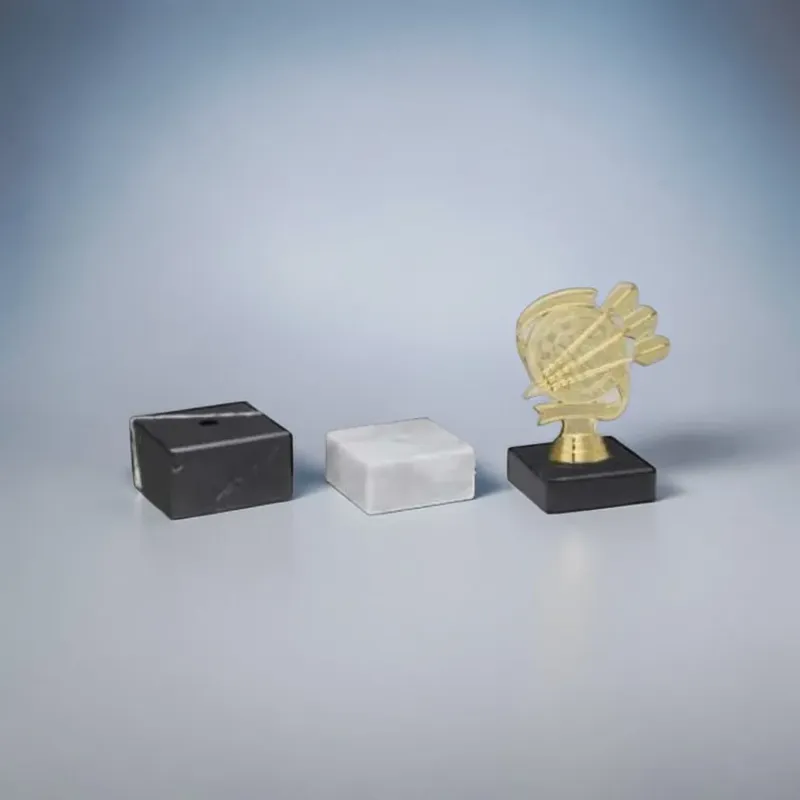 Marmorsockel in Schwarz und Weiß mit Bohrung für Figuren