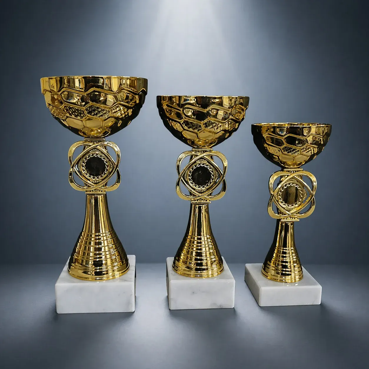 Kinderpokale Mini Champions in Gold mit strukturierter Metallschale und Marmorsockel in drei Größen