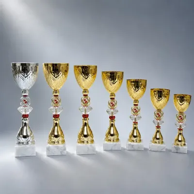 Pokalserie Florian Gold & Silber, 6 Größen, ab € 15,80 Feuerwehr Pokalserie Florian in Gold und Silber mit Feuerwehr-Emblem, roten Akzenten und Kristallelementen in sechs Größen