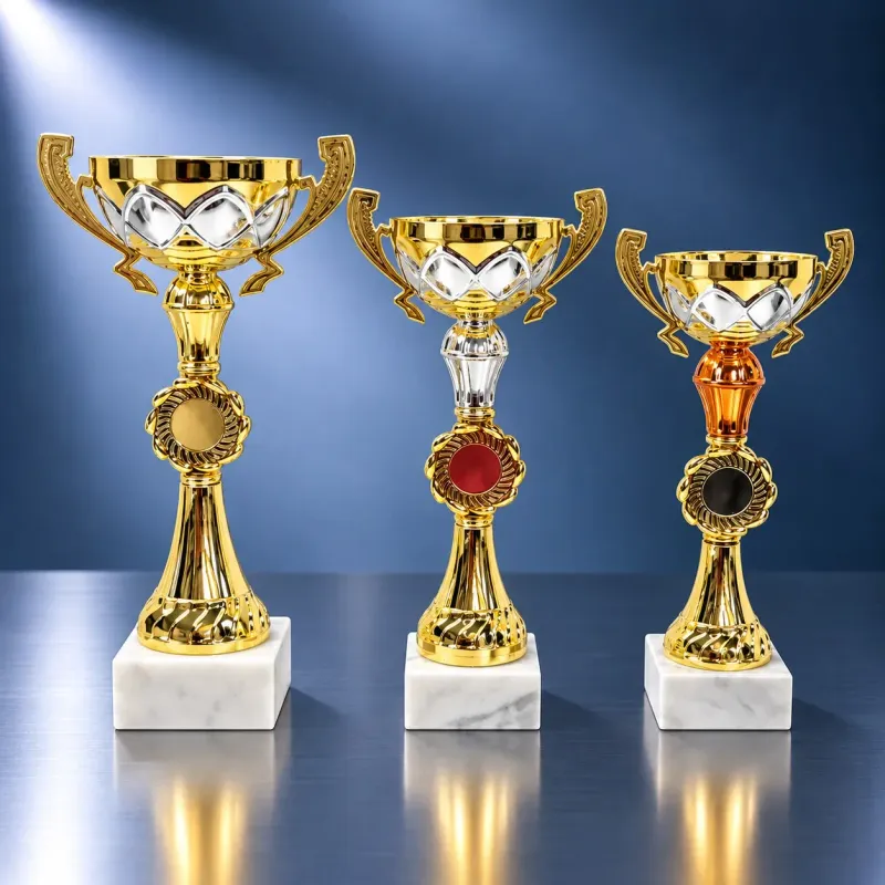 Pokal 3er Pokalset mit goldenen Metallschalen, Marmorsockeln und Mittelteilen in Gold, Silber und Bronze, inklusive Emblem