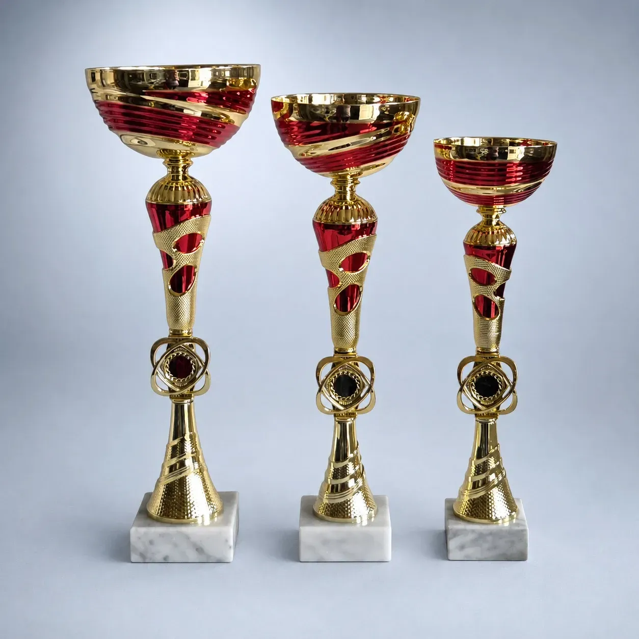 Pokal Pokal-Set „Paula“ in Gold-Rot mit strukturierter Schale, Ziermittelteil und weißen Marmorsockel, drei Größen