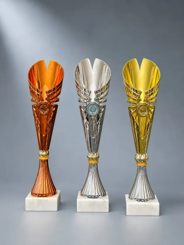Pokal Pokalserie in Gold, Silber und Bronze mit Kunststoffoberteil und weißem Marmorsockel, 37 bis 38 cm hoch