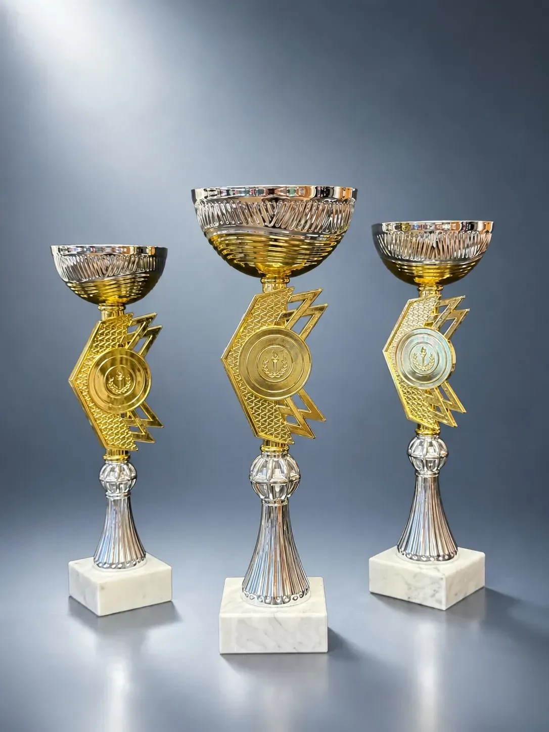 Pokal Set Pokal Tempo mit silberfarbener Schale, goldfarbenem Mittelteil und Marmorsockel