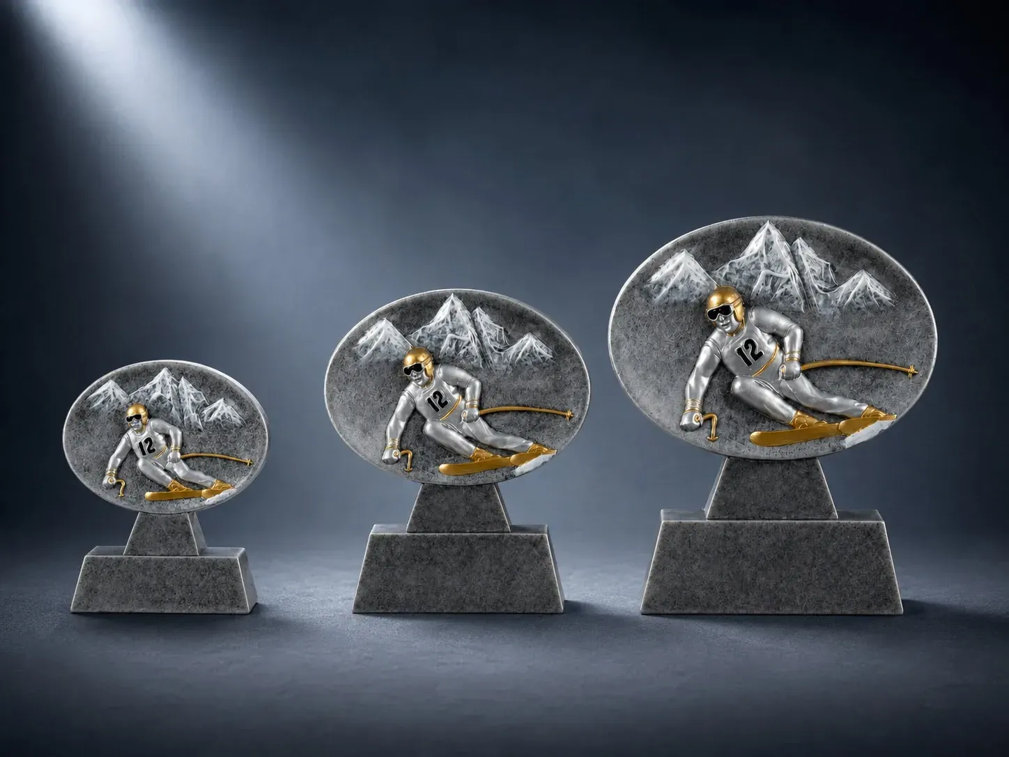 Ski Resinfiguren „Alpin“ ab € 10,50 Resin-Skiständer mit Skifahrer und Bergmotiv in Grau, Silber und Gold, erhältlich in 13, 16 und 19 cm.