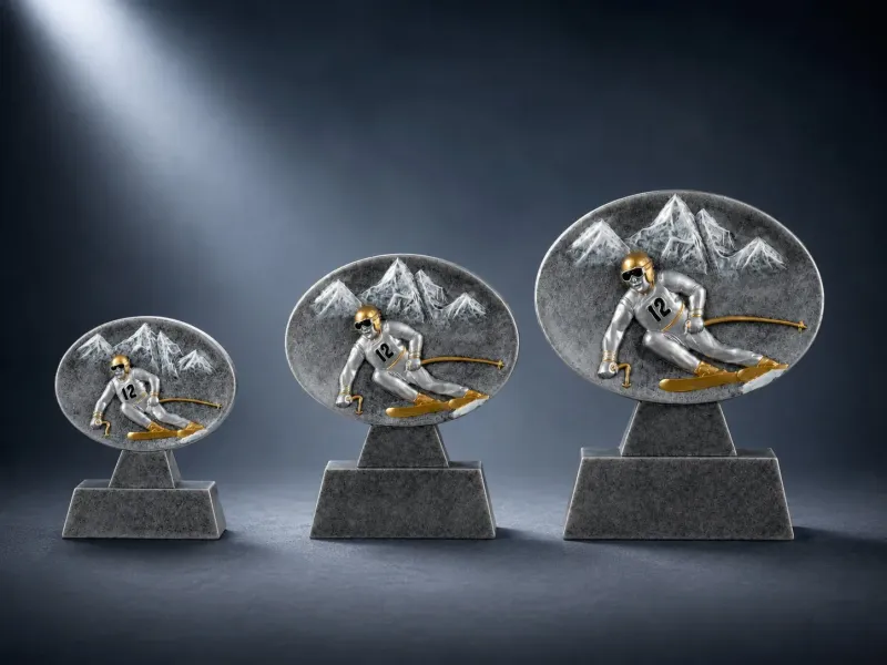Ski Resinfiguren „Alpin“ ab € 10,50 Resin-Skiständer mit Skifahrer und Bergmotiv in Grau, Silber und Gold, erhältlich in 13, 16 und 19 cm.