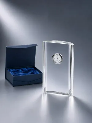 Kristallglas-Trophäe „Eternity“ mit Uhr, ab € 46,90 Kristallglas-Trophäe Eternity mit integrierter Uhr und blauer Geschenkbox
