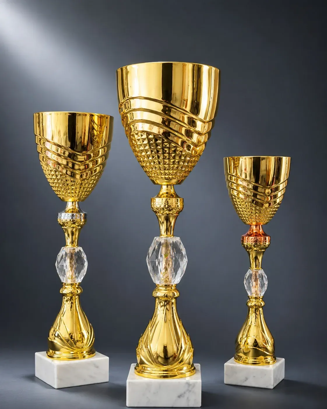 Pokal Pokal Dominus mit goldenem Kelch, Glasdiamant und Zierelementen in Gold, Silber und Bronze für 1., 2. und 3. Platz