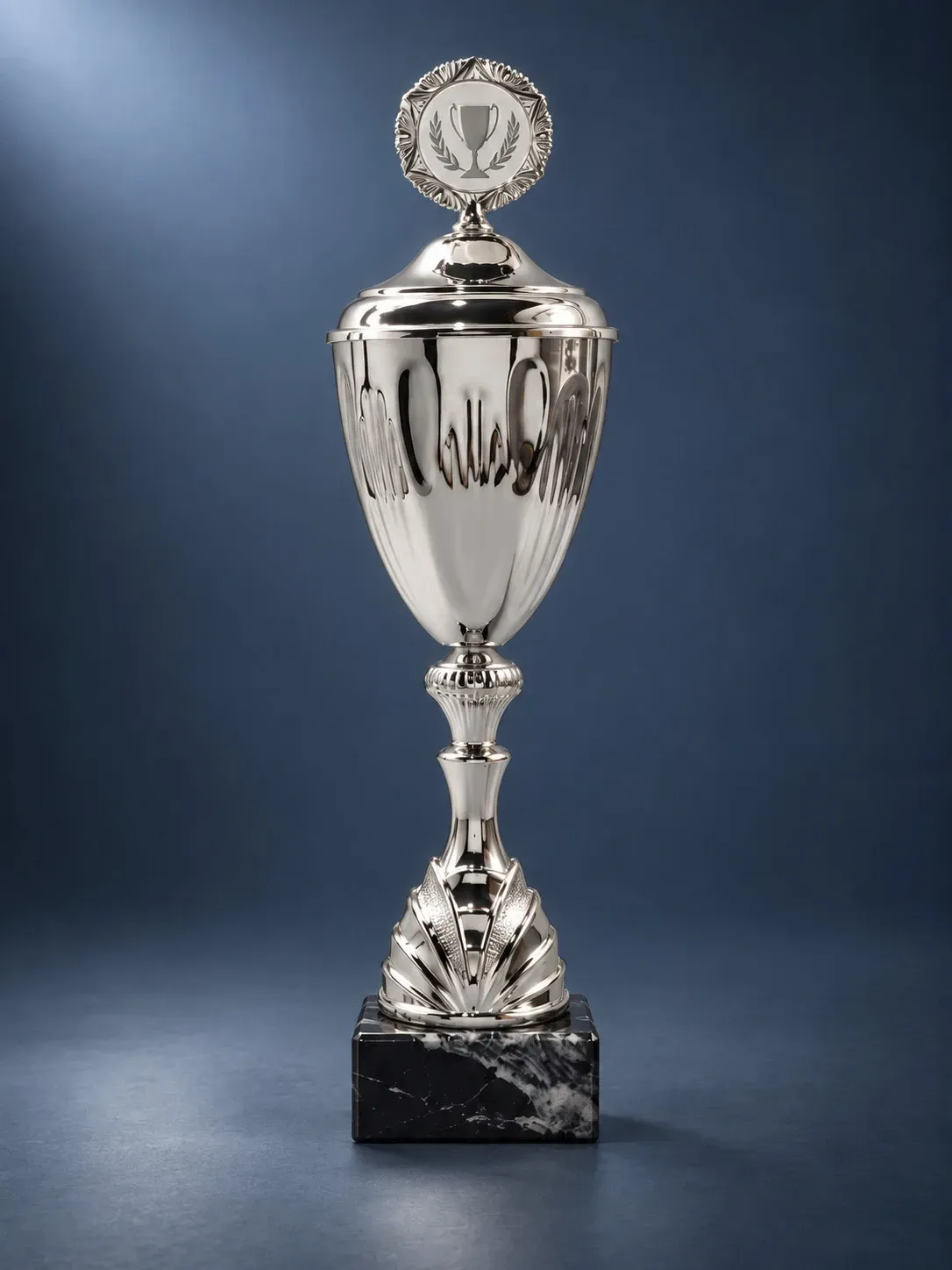 Pokal „Argentis“ in 8 Größen, ab € 14,00 Silberfarbener Pokal Argentis mit Deckel, Emblem und schwarzem Marmorsockel in acht Größen