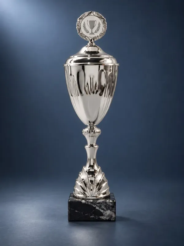 Pokal „Argentis“ in 8 Größen, ab € 14,00 Silberfarbener Pokal Argentis mit Deckel, Emblem und schwarzem Marmorsockel in acht Größen
