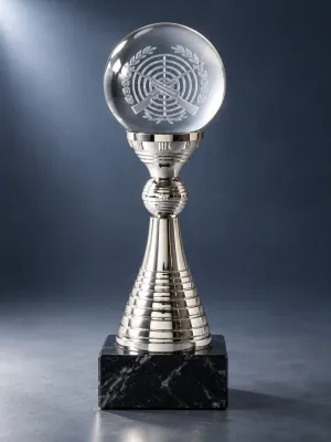Glaskugel-Pokal Schützenblick mit 3D-Schützenscheibe, silberfarbenem Pokalaufbau und schwarzem Marm…