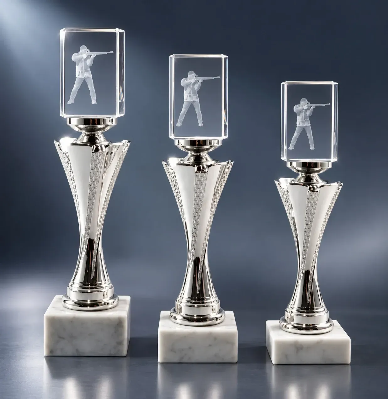 Kristallquader-Pokal Gewehrschütze mit 3D-Gravur in drei Größen und weißem Marmorsockel