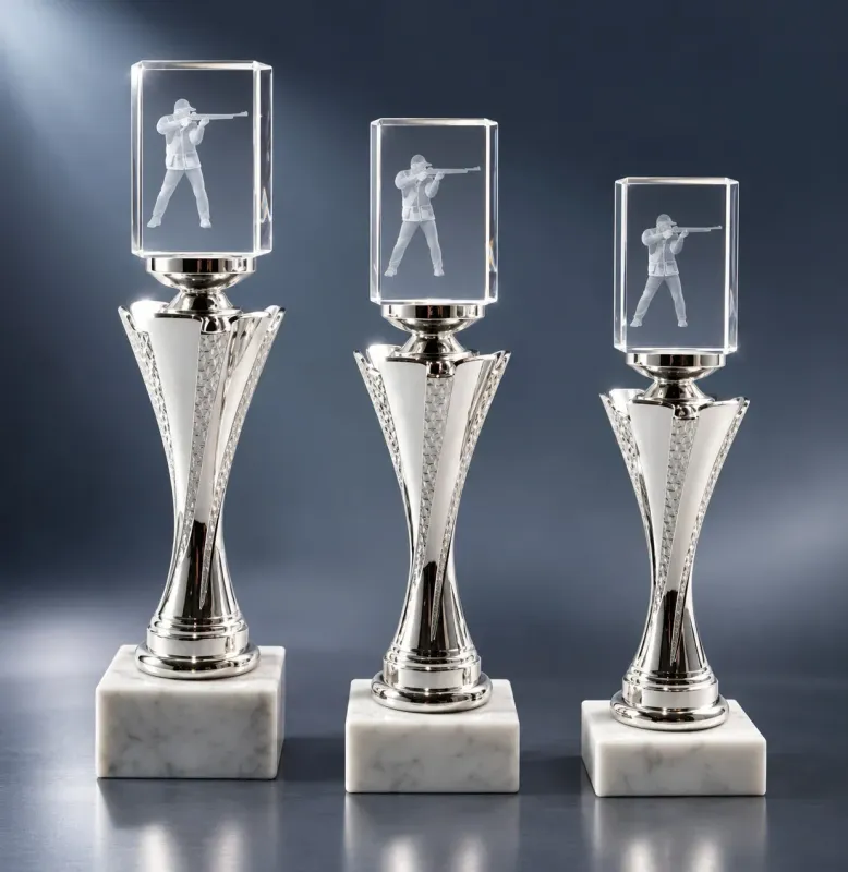 Kristallquader-Pokal Gewehrschütze mit 3D-Gravur in drei Größen und weißem Marmorsockel