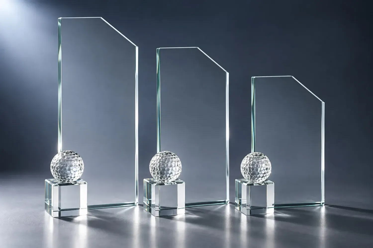 Glastrophäe Wörthersee Golf in drei Größen mit Glaswürfel und dekorativem Glasgolfball