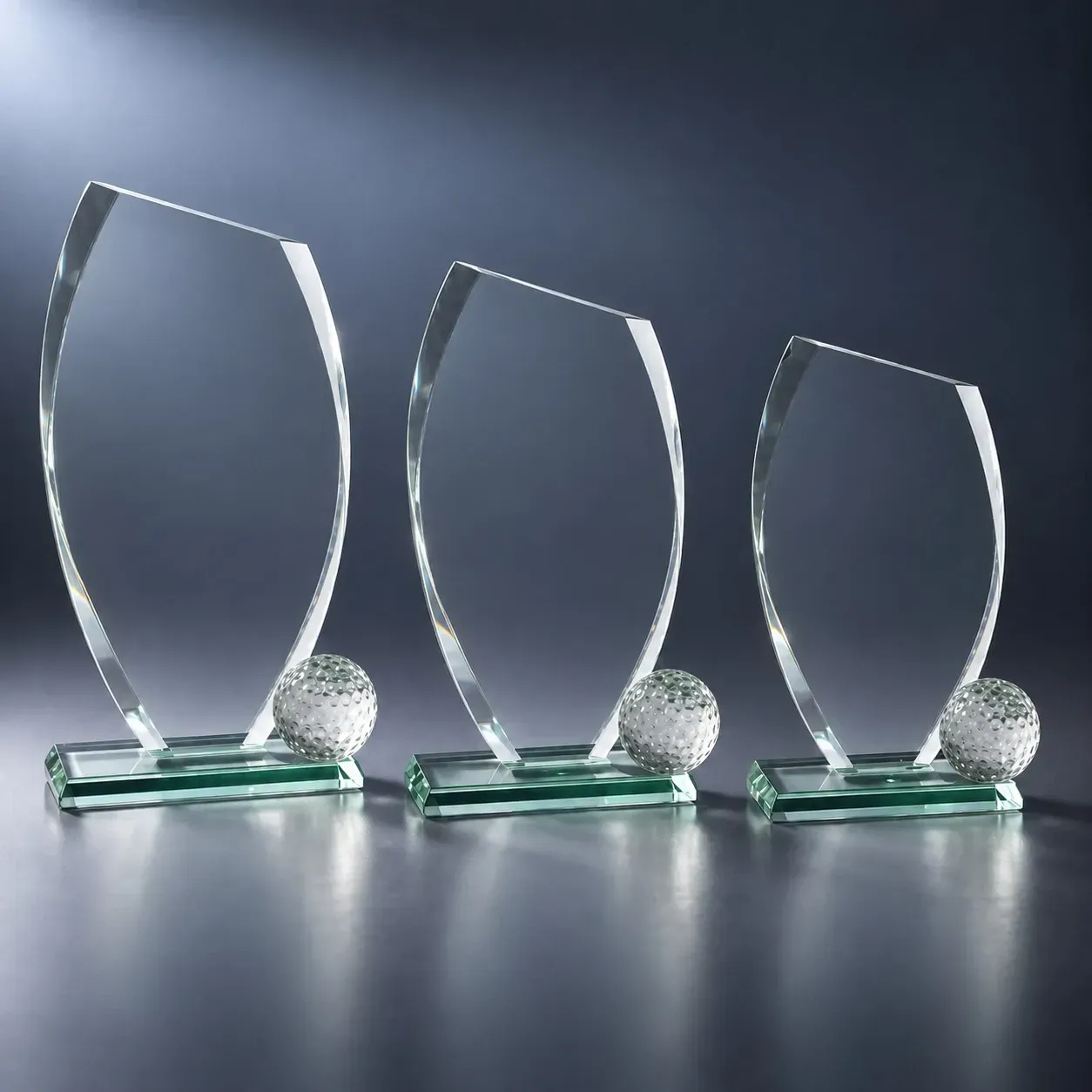 Golf Glastrophäe Kitzbühel, 3 Größen, ab 24,00 € Glastrophäe Kitzbühel Golf aus Jadeglas mit Golfball-Motiv in drei Größen