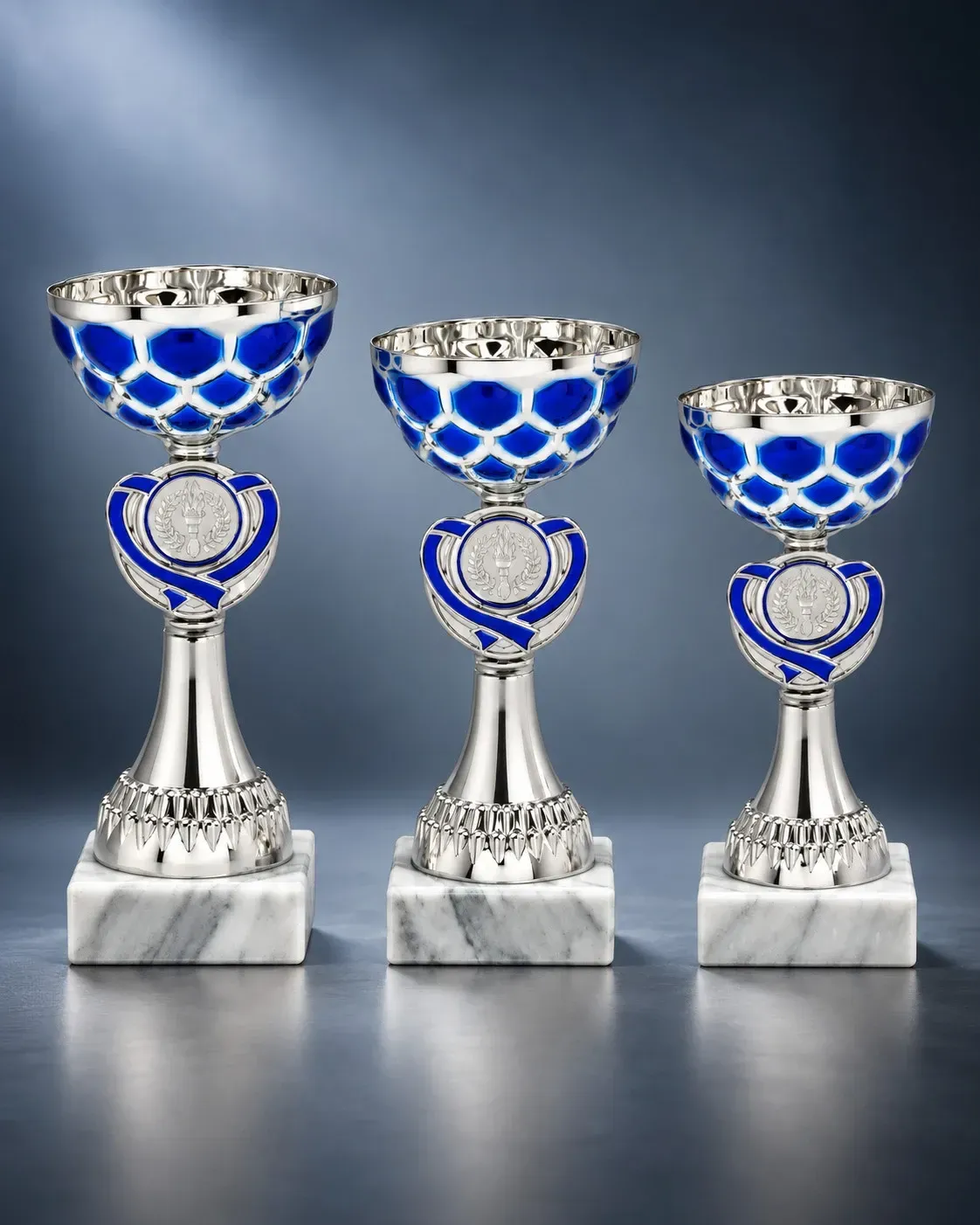 Pokal Pokalserie Montafon blau in drei Größen mit silber-blauer Schale und weißem Marmorsockel