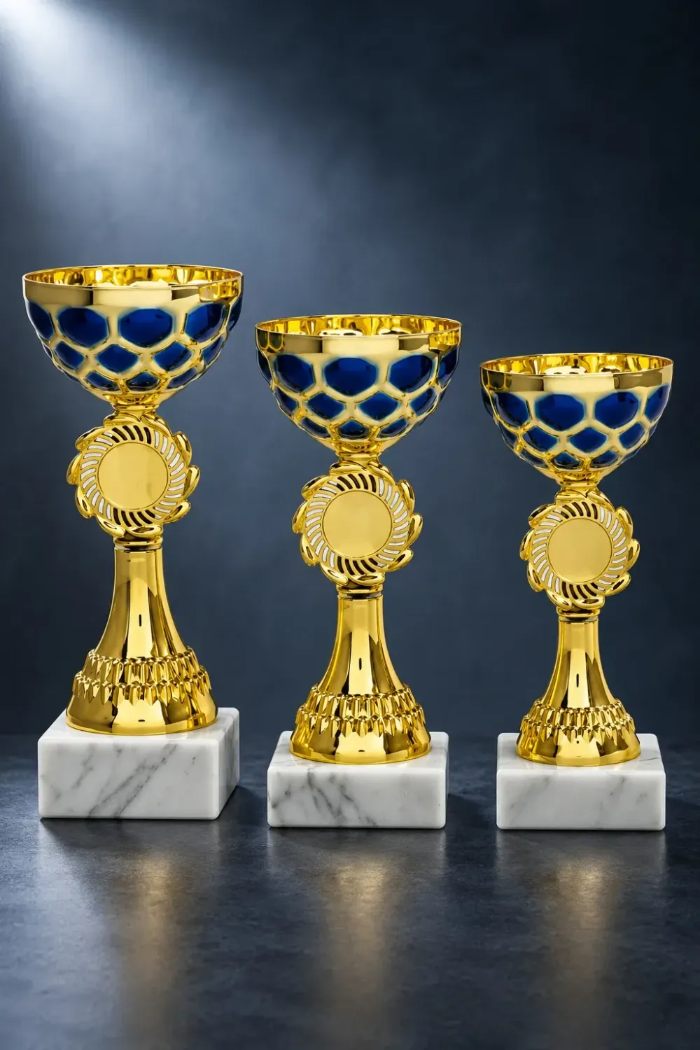 Pokal Pokalserie Melk gold-blau in drei Größen mit Emblemträger und weißem Marmorsockel