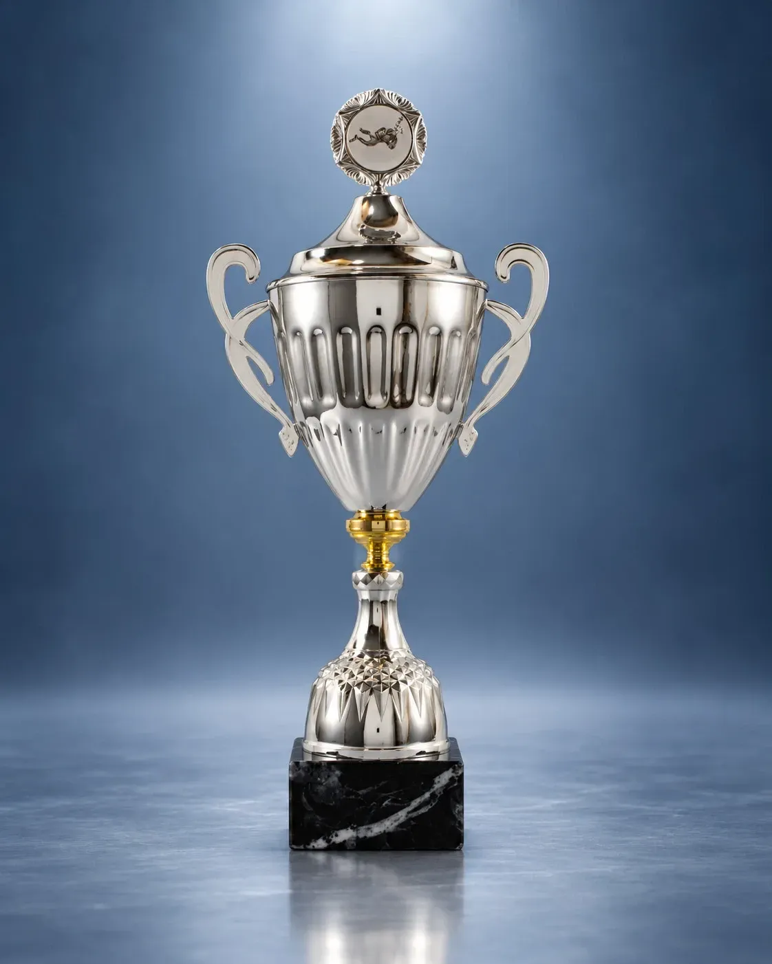 Henkelpokal Henkelpokal-Serie Villach silber-gold in neun Größen mit Emblemträger und Marmorsockel