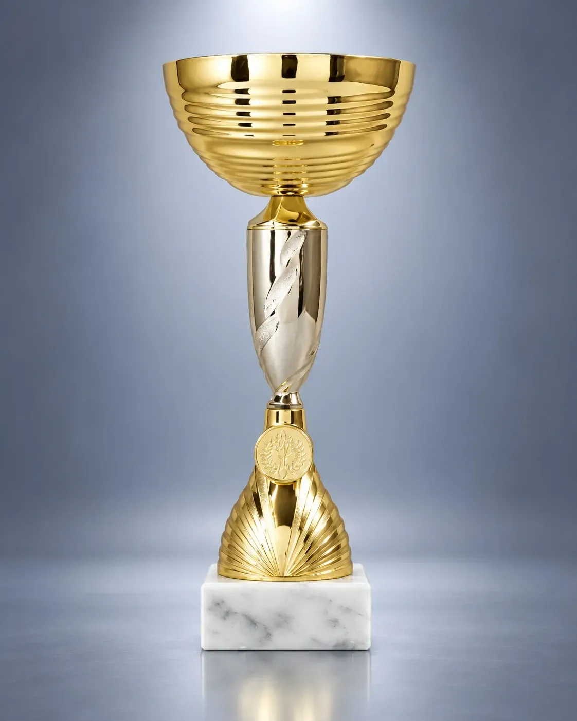 Pokal Pokalserie Bregenz silber-gold in zwölf abgestuften Größen mit Emblemträger und Marmorsockel