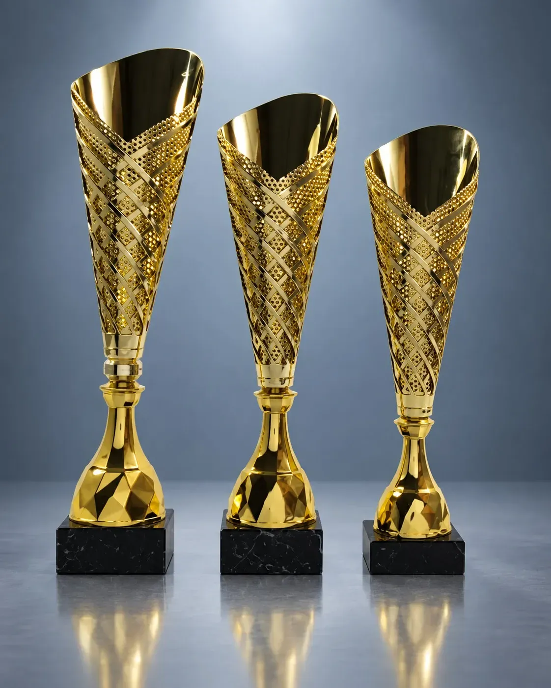 Designpokal Designpokal Hallstatt gold in drei Größen mit strukturiertem Metallkelch und schwarzem Marmorsockel