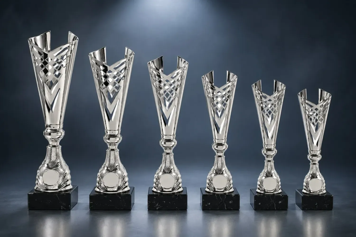 Designpokal Lienz silber in sechs Größen mit offenem Metallkelch, Emblemträger und schwarzem Marmorsockel