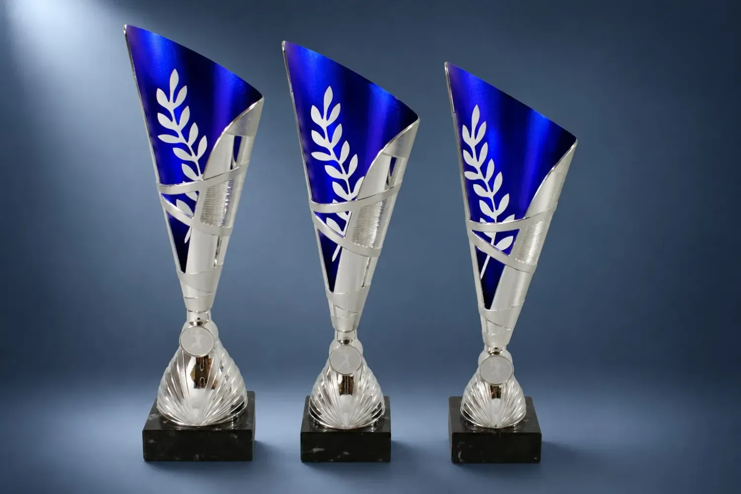 Designpokal Traunstein silber-blau in drei Größen mit Lorbeermotiv, Emblemträger und schwarzem Marmorsockel