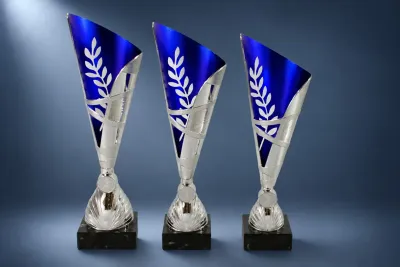 Designpokal Designpokal Traunstein silber-blau in drei Größen mit Lorbeermotiv, Emblemträger und schwarzem Marmorsockel