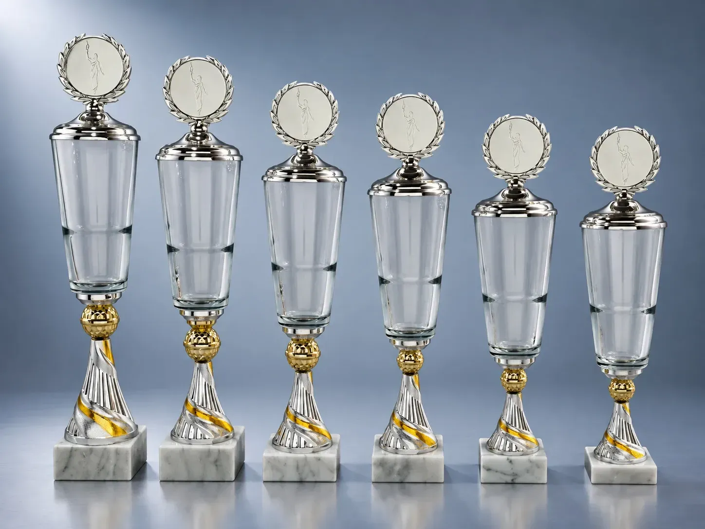 Glaspokal Krems in sechs Größen mit klarer Glasschale, Emblemträger und Marmorsockel