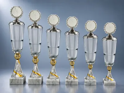 Glaspokal Krems in sechs Größen mit klarer Glasschale, Emblemträger und Marmorsockel