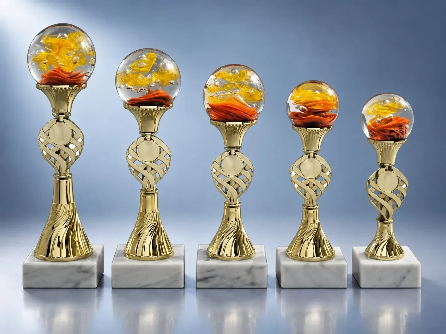 Glaskugel-Pokal Glaskugel-Pokal Sonnensturm in fünf Größen mit gelb-orange-rotem Dekorelement, Emblemträger und Marmorsockel